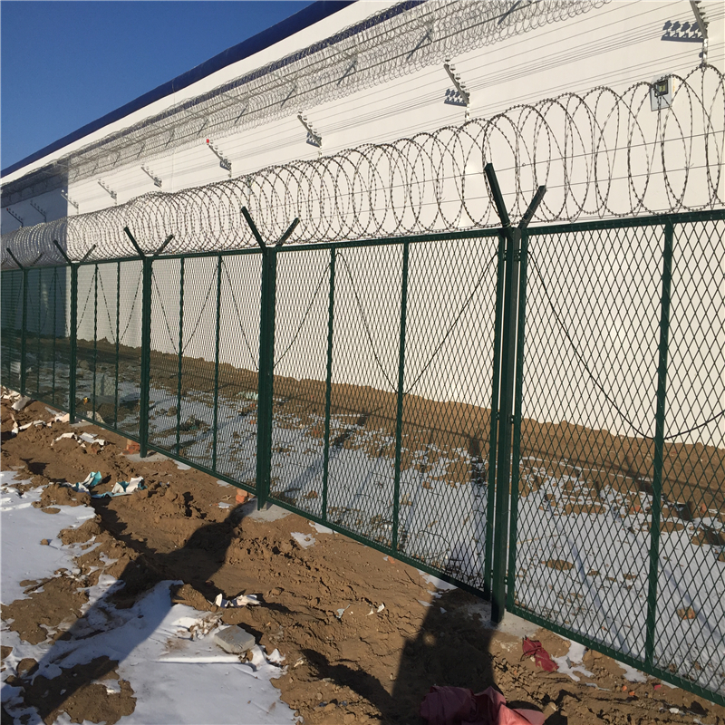 長(zhǎng)沙艾瑞看守所護(hù)欄網(wǎng)嚇阻作用好，有效的防止了攀逃